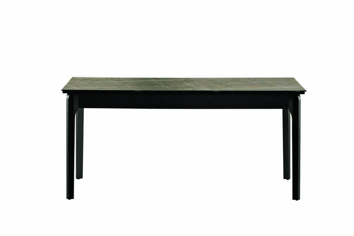 Nia uzadılan yemək masası